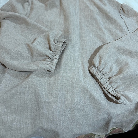 Women’s blouse, size large, beige,light weight, tie at bottom. Fake button front - Picture 4 of 4